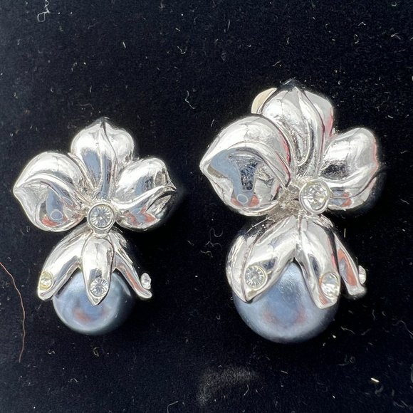 Shakira Caine Gray Faux Pearl Floral Necklace With Matching Clip-on Earrings - Picture 5 of 6